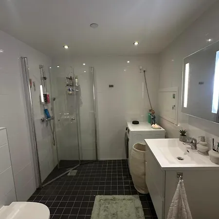 Two-bedroom Apartment, Free Parking, Perfect For Exploring Leilighet