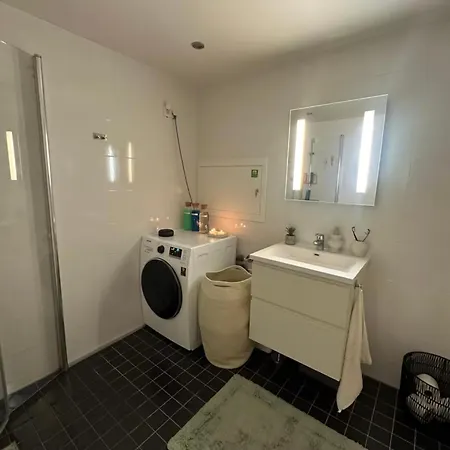Two-bedroom Apartment, Free Parking, Perfect For Exploring Leilighet *