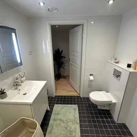 Two-bedroom Apartment, Free Parking, Perfect For Exploring