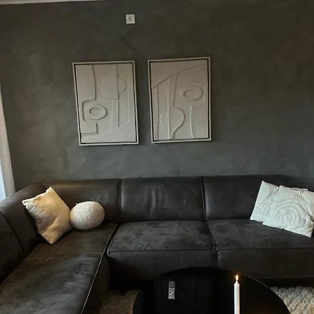 Two-bedroom Apartment, Free Parking, Perfect For Exploring *