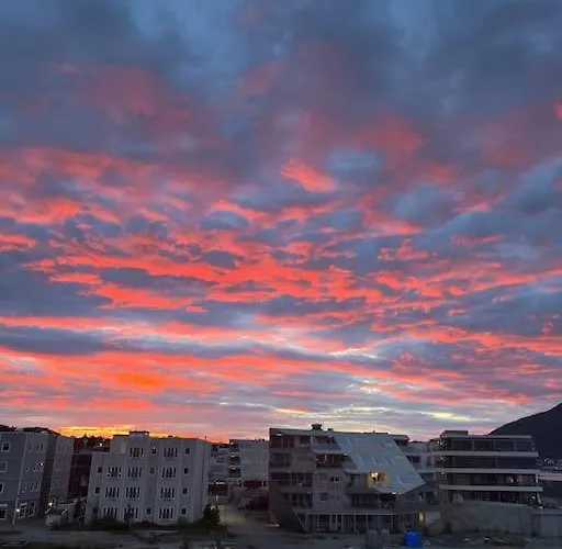 Two-bedroom Apartment, Free Parking, Perfect For Exploring 特罗姆瑟