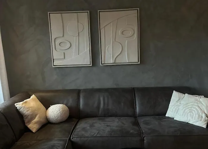 Two-bedroom Apartment, Free Parking, Perfect For Exploring *